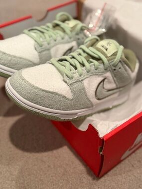NEW Nike Dunk Low SE Fleece
Pack Honeydew' Green